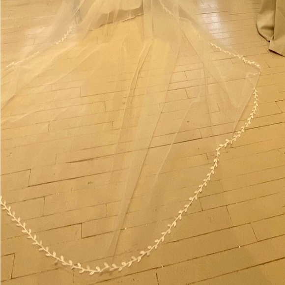 Long cathedral bridal wedding veil with embroidery and pearl details - Picture 4 of 5